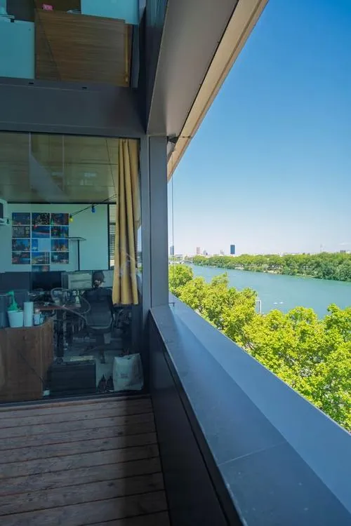 Bureaux avec vue sur le Rhône — Lumen Confluence